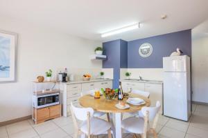 Nelson Bay Breeze Apartments 33, 1 Trafalgar St - Aircon, Wi-Fi, Linen, Pool