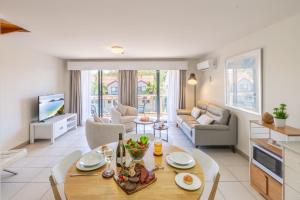 Nelson Bay Breeze Apartments 33, 1 Trafalgar St - Aircon, Wi-Fi, Linen, Pool