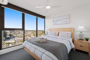 Immaculate Top Floor Views - 2Bed-2Bath-1Car-Pool