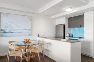 Immaculate Top Floor Views - 2Bed-2Bath-1Car-Pool