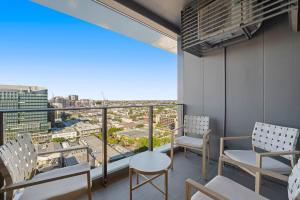 Immaculate Top Floor Views - 2Bed-2Bath-1Car-Pool