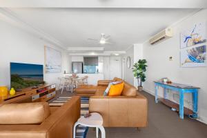Immaculate Top Floor Views - 2Bed-2Bath-1Car-Pool