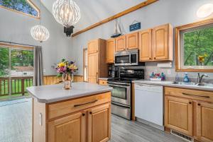 Tranquil 5-BR Lake House Near Duck Lake TC ➠7570