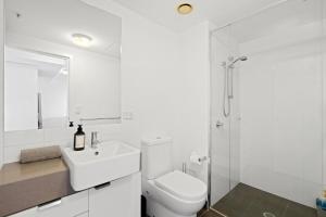 Immaculate Top Floor Views - 2Bed-2Bath-1Car-Pool