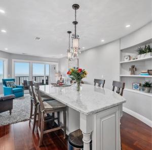 Million Dollar Bayview – Direct Beach Access • Pool • 10 min to Downtown TC ➠ 1995