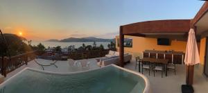 Penthouse private pool 1 block from beach 3 bedroom