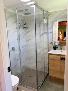 Blissful Wooden Haven - complete place is yours 5 min drive or train from parramatta