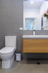 Central City 2BR Apartment plus Carpark & Lift