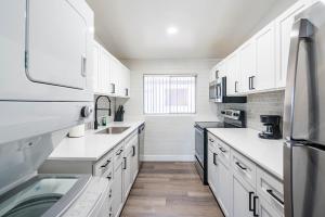 Spacious 2 Bedroom, 2 Bath, Pool, Free Parking, Gym