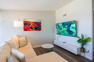 Spacious 2 Bedroom, 2 Bath, Pool, Free Parking, Gym