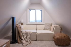 Modern Chalet w Hot Tub, Views, Putting Green