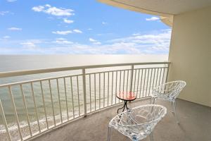 Wonderful Penthouse Condo with Pools & Ocean Views