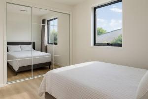 New & Stylish Veg 2-Bedroom Guest Retreat Near Brisbane Airport