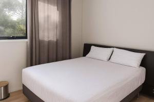 New & Stylish Veg 2-Bedroom Guest Retreat Near Brisbane Airport