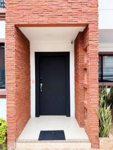 Casa con piscina, parqueo y zona BBQ