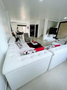 Casa con piscina, parqueo y zona BBQ