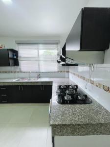 Casa con piscina, parqueo y zona BBQ