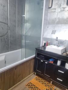 Casa Container a 15min da praia, próximo a Br-280 e br-101