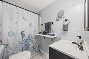 Beachy Retreat - Mins to UNCW & Wrightsville Beach