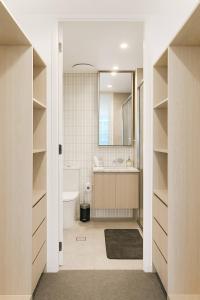 Milton Oasis level 16- Luxury Apt near Milton Station