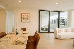 Milton Oasis level 16- Luxury Apt near Milton Station