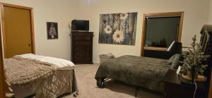 2 Queen Beds In Main House