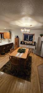 2 Queen Beds In Main House