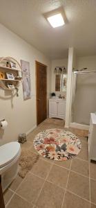 2 Queen Beds In Main House