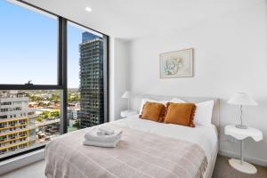 Spencer Loft with Pool & Gym Access