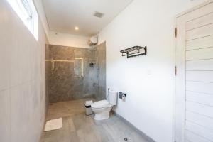 Lux 5BR Villa with Rooftop BBQ, Pool and 800M to Beach