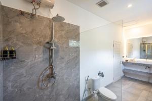 Lux 5BR Villa with Rooftop BBQ, Pool and 800M to Beach