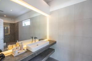 Lux 5BR Villa with Rooftop BBQ, Pool and 800M to Beach