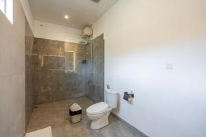 Lux 5BR Villa with Rooftop BBQ, Pool and 800M to Beach