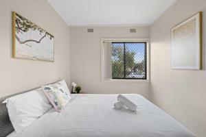 Well-Located 2BR Stay Near Auburn Station & Shops