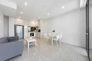 Cozy 2BR Stay - Walk to Cafés & City Links