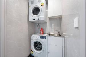 Cozy 2BR Stay - Walk to Cafés & City Links