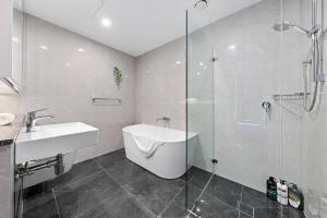 Cozy 2BR Stay - Walk to Cafés & City Links