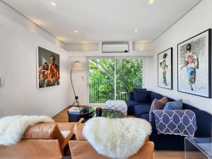 Modern and sophisticated APT with sweeping views