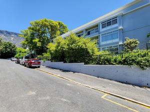 Modern and sophisticated APT with sweeping views