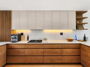 Modern and sophisticated APT with sweeping views