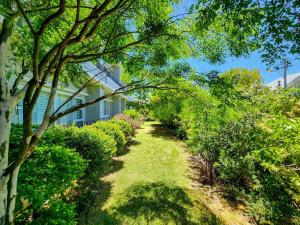 Modern and sophisticated APT with sweeping views