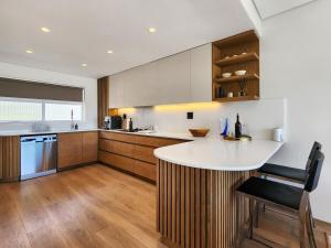 Modern and sophisticated APT with sweeping views