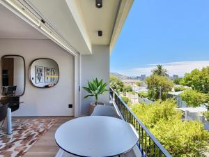 Modern and sophisticated APT with sweeping views