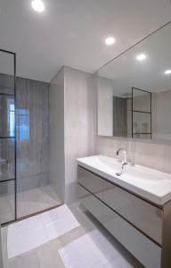 Waterfront Luxe Haven Peninsula