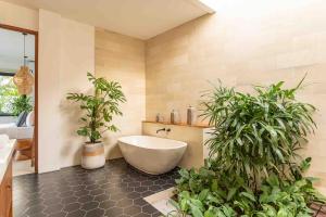 Villa Malami - Spacious Luxury Villa, 5 minutes to the Beach