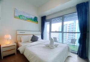 120 Sqm Perfect ocean view with balcony 3 Bedrooms Facing Manila Bay Sunset, Airports, Okada, Solaire, MOA, free parking
