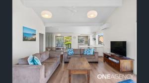 Sea Breaks Escape Manyana