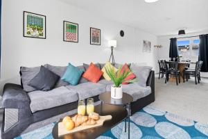 Cosy 3-Bed Home near Birchwood Business Park by Traboule Properties LTD