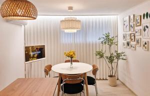 open,Hongik University Station ,10 minutes on foot,Cozy house with artistic sensibility