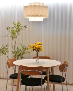 Hongdae Station ,10 minutes on foot,Cozy house with artistic sensibility